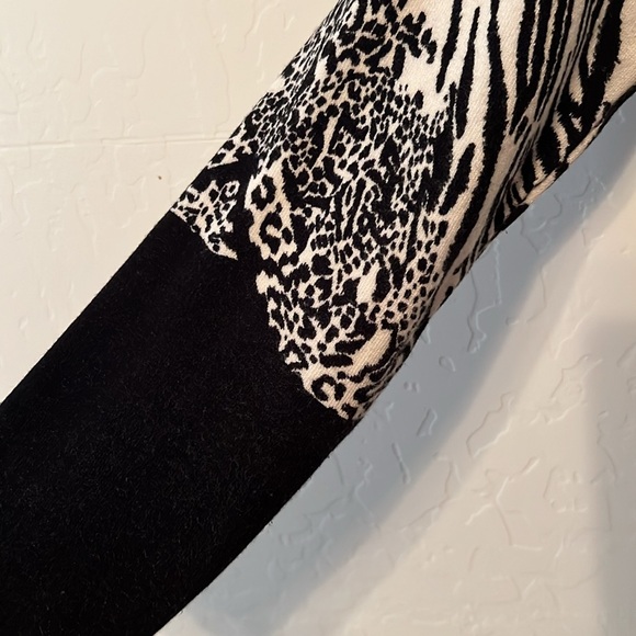 Pierre New York Sz Large. Zebra print sweater. Zip front. - Picture 5 of 7